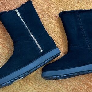 UGG black boot w gold zipper (8)